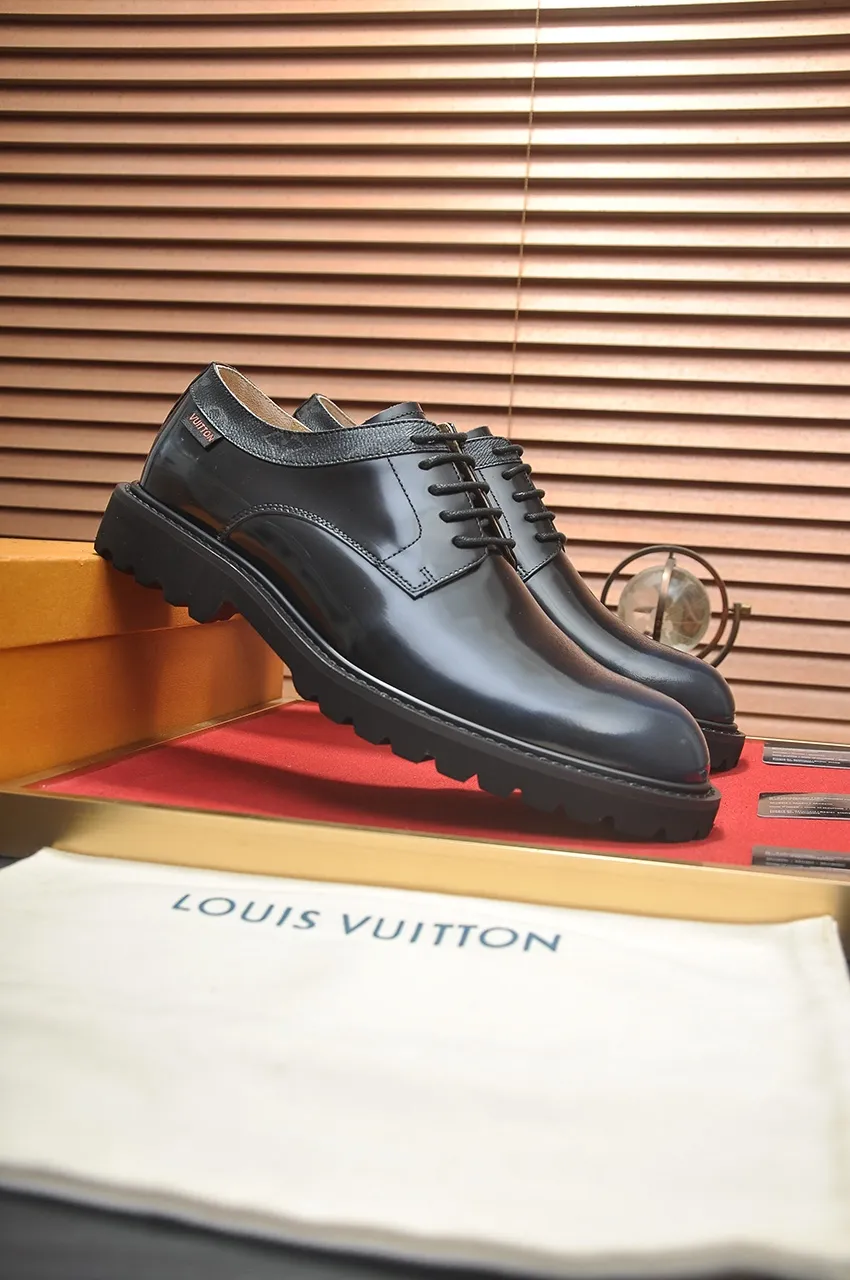 Men's men's shoes 💰560💶 [LV] (original single cowhide lining) 🍀LV's latest genuine leather business suit shoes are launched simultaneously on the official website. The first-layer cowhide imported from Italy is made of heavy gold, 💥1:1 rubber outsole from the official website. Versatile to wear, high-end without losing class, and the color combination is extraordinary. This four-season style is alluring when worn on your feet, showing off your big-name flair. Standard code 38-44 (45 customized)